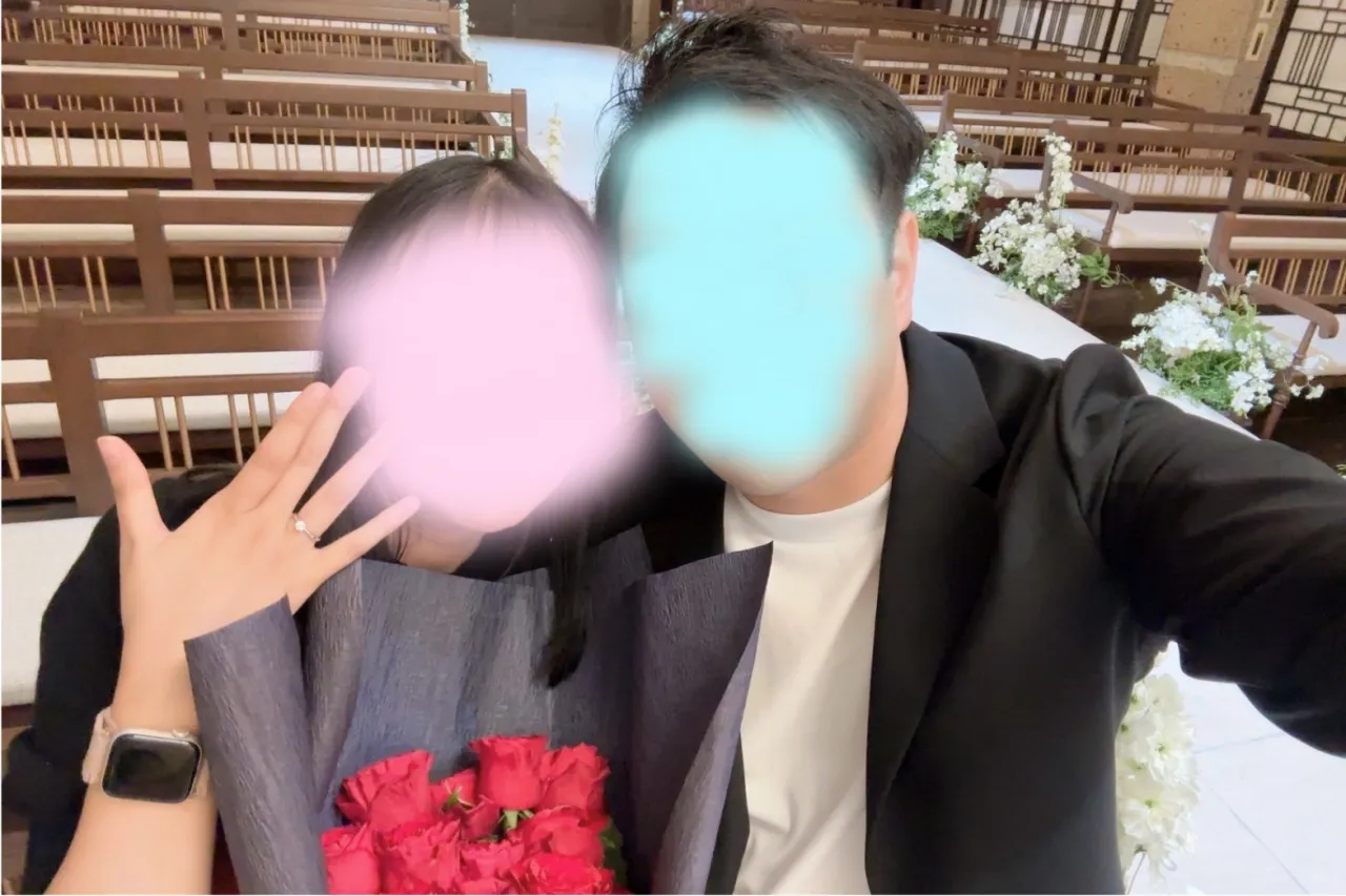 婚約指輪を見せるYさんとお相手
